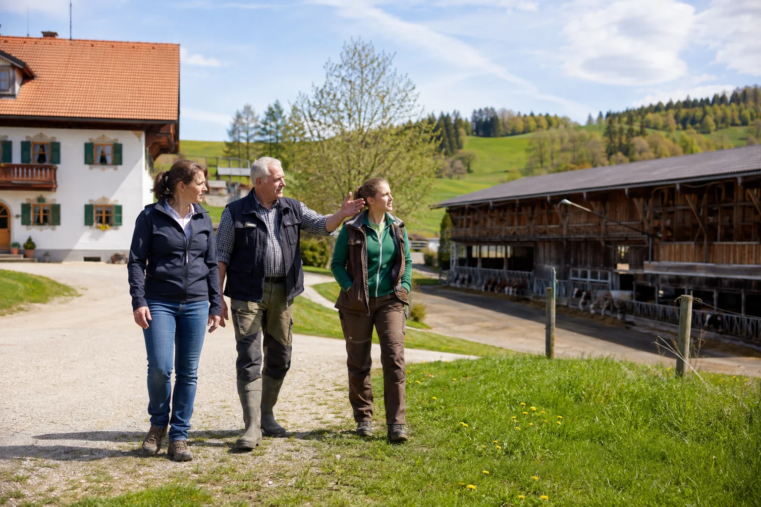 Landwirtschaftliche Fachfrau im Gespräch mit Hofeigentümern in Bayern